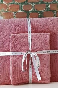 DAPHNE Ipeksoft prekrivač set u tamno roza boji, elegantan i mekan za udobno spavanje i dekoraciju sobe.