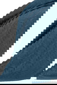 DAPHNE Samira Pleteni Prekrivač - Indigo Plavi, ručno pleteni prekrivač od visokokvalitetne pamuk tkanine, savršen za udobne i elegantne interijere, idealan za posteljinu ili dekoraciju u spavaćoj sob.