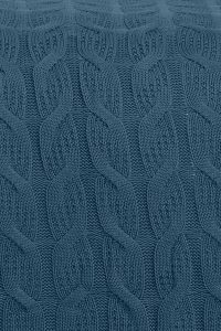 DAPHNE Samira Pleteni Prekrivač u indigo plavoj boji, izrađen od kvalitetnih materijala s elegantnim pletenim uzorkom, savršen za moderni dom i udobnost.