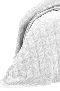 Beskidni prekrivač od bijelog pamuka s elegantnim uzorkom, savršen za udobne i stilizirane spavaće sobe. Idealno za dodavanje topline i sofisticiranosti vašem domu.