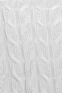 Visokokvalitetni bijeli prekrivač Samira Pleteni od mekane, udobne tkanine, savršen za moderni i elegantni dom. Idealno za dodavanje sofisticiranog detalja vašoj spavaćoj sobi ili dnevnom boravku.