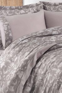 Visoka kvaliteta siva posteljina set Silvia Posteljina za udoban i elegantan izgled spavaće sobe, izrađena od mekane i trajne tkanine, savršena za svakodnevnu upotrebu i moderni stil uređenja doma.