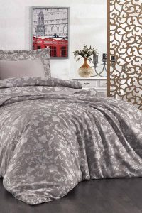 Visoka kvaliteta siva posteljina set Silvia Posteljina za udoban i elegantan izgled spavaće sobe, izrađena od mekane i izdržljive tkanine, savršena za moderni i klasični enterijer.