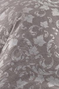 Visoka kvaliteta siva posteljina sa elegantnim floralnim uzorkom, idealna za modernu spavaću sobu, pruža udobnost i sofisticiran izgled, savršena za opuštanje i odmor.