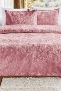 DAPHNE Ipeksoft prekrivač u tamno roza boji, savršen za elegantan i udoban izgled spavaće sobe, izrađen od visokokvalitetnih materijala za toplinu i udobnost.