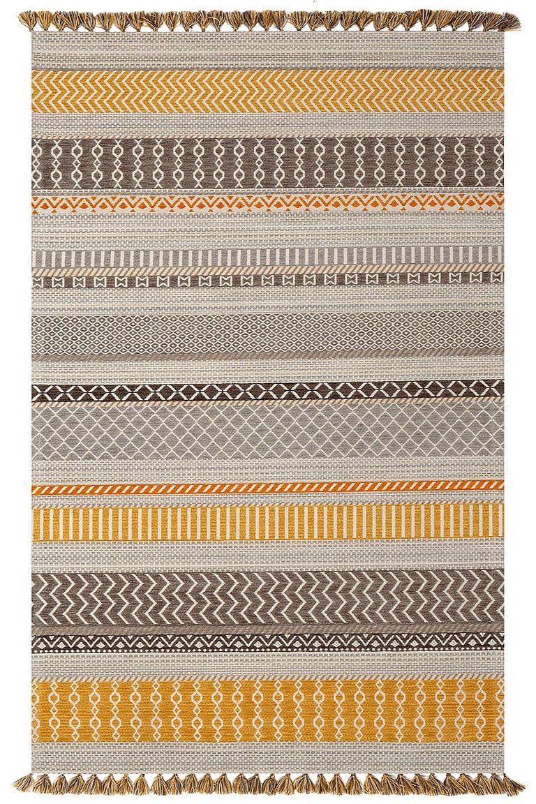 Visokokvalitetni skandinavski tepih Spring V2 s modernim geometrijskim uzorcima u nijansama sive, žute i bež boje, savršen za dnevne sobe i spavaće sobe, dodajući toplinu i stil prostoru.