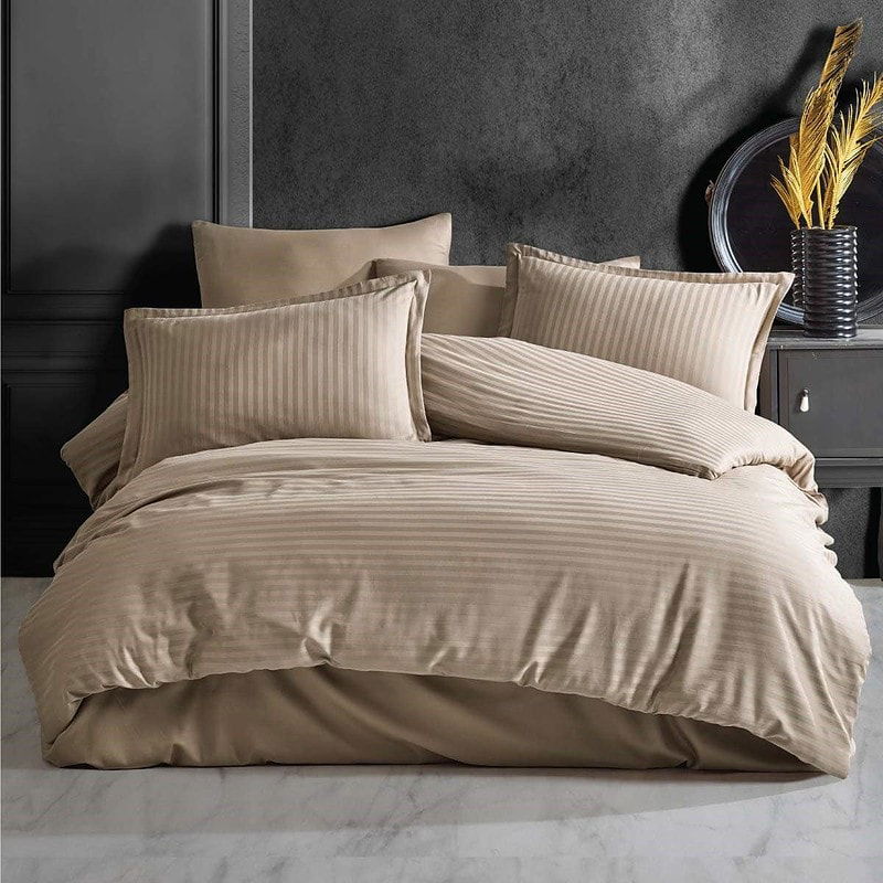 Mekana i elegantna posteljina od satena s prugastim uzorkom u tamno bež boji, savršena za luksuzan i udoban san.