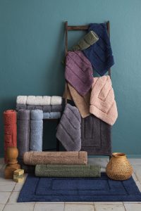 DAPHNE Majoli okvir za prostirku za kupatilo u roza boji, idealan za modernu kupaonicu, izrađen od kvalitetnih materijala, pruža udobnost i stil.