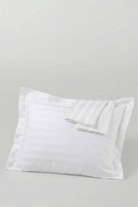 Beli jastuk od pamuk satena, hotel serije 83, Pruge 2.0 cm, savršen za udoban san i luksuzni izgled spavaće sobe. Idealno za hotelski ambijent i elegantan dekor.