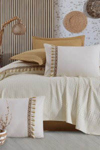 DAPHNE Bohemline Jacquard posteljina i prekrivač set u krem bojama, elegantan i udoban tekstil za modernu spavaću sobu, idealan za stvaranje toplog i sofisticiranog ambijenta.