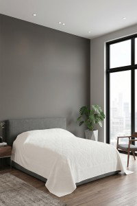 Visokokvalitetni damask frotirni pokrivač za krevet, bijeli, dimenzija 160x220cm, elegantan i mekan za udoban san u modernom enterijeru sa velikim prozorom i minimalističkim dekorom.
