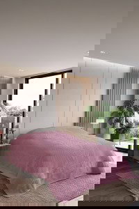 Della frotirna deka u tamno roza boji, izrađena od 100% pamuka, s reljefnim uzorkom na cijeloj površini.