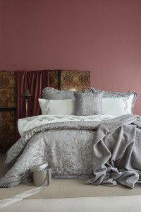 Kraljevska Posteljina Gala siva, set od 10 komada. Sadrži prekrivač, navlaku za jorgan, jastučnice i deku sa elegantnim sivim dezenom.