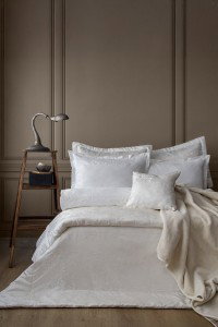 DAPHNE Kraljevska Posteljina (Set od 11 kom) - Krem. Detaljan prikaz kreveta sa krem posteljinom, prekrivačem sa uzorkom i jastucima.