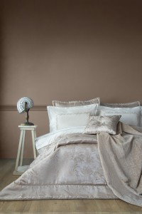 DAPHNE Kraljevska posteljina Pearl Vizon (Bež) set sa vezenim jastučnicama, prekrivačem s uzorkom i dekom.