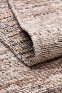 Detaljan prikaz Kutnu tepiha u bej boji, prikazuje teksturu tkanja, rub i dvostranu površinu sa apstraktnim uzorcima.