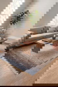 Visoka kvaliteta kutnu tepih u boji marine bež, postavljen u modernom dnevnom boravku s prirodnim svjetlom, drvenim stolom i zelenom biljkom, idealan za elegantan i udoban interijer.