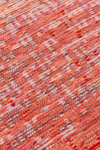 DAPHNE, Kutnu tepih od Terra Pink boje, ručno tkan s tradicionalnim motivima, savršen za unikatni dekor i etno stil u interijeru. Izuzetna tkanina s bogatim bojama i teksturom.