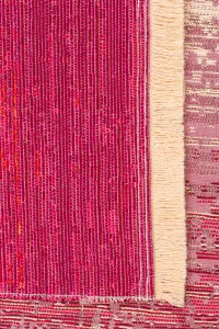 DAPHNE Kutnu tepih u nijansama ružičaste boje, ručno tkan s tradicionalnim motivima, savršen za ukrašavanje doma i isticanje boho stila.
