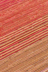 DAPHNE Kutnu tepih od prirodnih boja, ručno tkan u Bosni, s tradicionalnim uzorcima i toplim tonovima za autentični izgled i osjećaj.