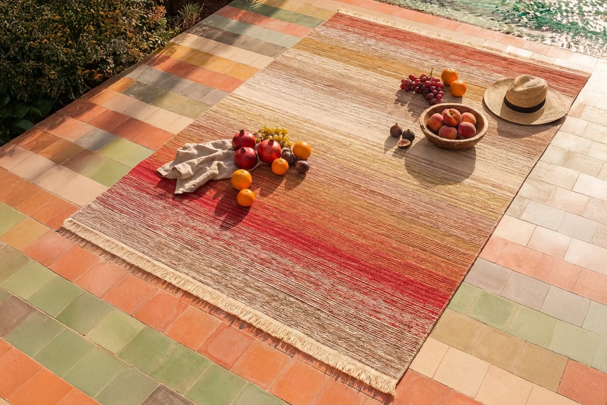 Kutnu Tepih (KTN 02) Natural Terra sa horizontalnim prugama u nijansama crvene, narandžaste, žute i bež boje, sa resama.