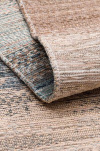 Detaljan prikaz teksture i tkanja Kutnu tepiha KTN 03 u bež i plavim tonovima, sa vidljivim rubom i šavom.