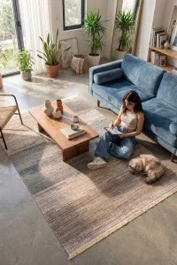 Visoka kvaliteta kutnu tepih u bež i plavoj boji, idealan za moderni dnevni boravak, s toplim i prirodnim izgledom, pruža udobnost i eleganciju prostoru.