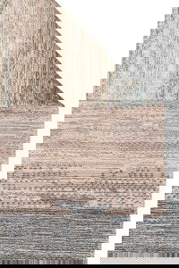 DAPHNE, Kutnu tepih u bež i plavim tonovima, ručno tkan s tradicionalnim uzorcima, idealan za elegantan i autentičan izgled doma ili poslovnog prostora.