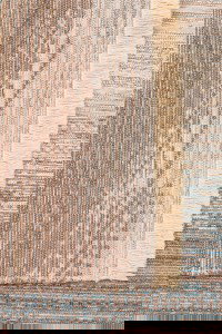 Detaljan prikaz Kutnu tepiha KTN 03 u bež i plavim tonovima, s vidljivom tkanom teksturom, apstraktnim uzorcima i resama.