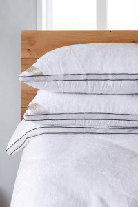 Bijeli Four Season Wellsoft Nanojel jastuci sa mrežastom trakom i prošivenim detaljima.