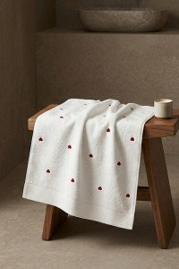 DAPHNE Love Crveni Micro Cotton peškir 50x90 cm, crvena sa vezenim crvenim srcima, detalj teksture i rebrastog ruba.
