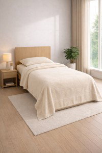 DAPHNE Plain Frotirna Deka u krem boji, izrađena od 100% pamuka, s vidljivom frotirnom teksturom i suptilnim rubnim uzorkom.