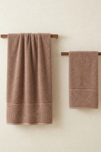 Dva DAPHNE Premium V2 pamučna peškira u plavoj boji, jedan 70x140 cm i jedan 50x90 cm, s mekanom teksturom i ukrasnom bordurom s