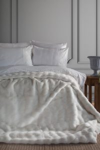 DAPHNE Nolan posteljina i prekrivač set u krem bojama, elegantan i udoban tekstil za krevet, savršen za modernu spavaću sobu, pruža luksuzan izgled i osjećaj topline.