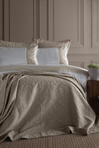 DAPHNE Toledo kraljevska posteljina set od 7 kom, bež boje, luksuzni tekstil za krevet, elegantan i udoban dizajn za sofisticirane spavaće sobe.