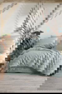 Mekana i elegantna posteljina Avola V1 u mint boji, od 100% pamuka, sa boho teksturom, savršena za udoban i stiliziran prostor za spavanje. Idealno za ljubitelje prirodnih materijala i modernog dizajn.