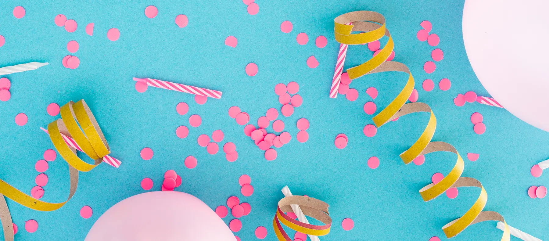 Visoka kvaliteta fotografije za proslavu sa šarenim ukrasima, konfeti i balonima na plavoj pozadini, prikazuje veselu atmosferu za posebne događaje i praznike.