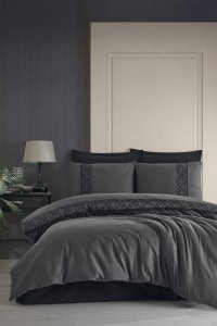 Srednja, elegantna posteljina Borderline Nienna V2 u antrasit boji, idealna za moderni i luksuzni izgled spavaće sobe, izrađena od visokokvalitetnih materijala za udobnost i dugotrajnost.