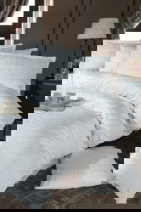 Visoka kvaliteta pamuk satenska posteljina u bijeloj boji, elegantan i luksuzan dizajn za udoban san i modernu spavaću sobu. Idealno za one koji žele sofisticiran i klasičan izgled kreveta.