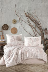 Visoka kvaliteta pamuk-puplin posteljina Betina V1, elegantan dizajn sa prirodnim tonovima, savršena za udoban san i modernu spavaću sobu.