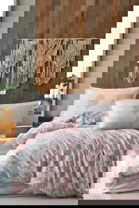 Visoka kvaliteta posteljina od pamuka puplina u boji ružičaste, savršena za udoban i elegantan san, idealna za posteljne setove poput Fiorita V1, sa modernim dizajnom i mekim materijalom za maksimalnu.