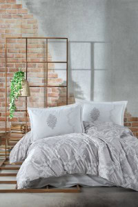Visoka kvaliteta pamuk posteljina u setu Fiorita V2, elegantnog dizajna sa cvjetnim uzorkom, idealna za udoban i sofisticiran izgled spavaće sobe.
