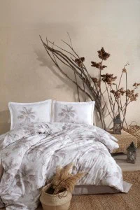 Visoka kvaliteta posteljina od pamuka s palmama, savršena za udoban i elegantan izgled spavaće sobe, idealna za opuštanje i odmor.