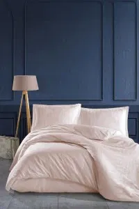 Mehak i elegantan set posteljine od pamuka puplina u svijetlo bež boji, savršen za udoban i moderan izgled spavaće sobe.