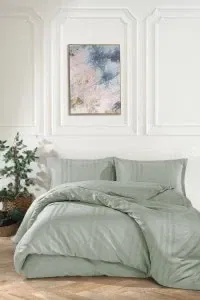 Visoka kvaliteta pamuk-puplin posteljina u zelenoj boji, savršena za udoban san i elegantan izgled spavaće sobe. Idealna za one koji traže luksuz i trajnost u posteljinskom setu.