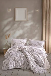 Visoka kvaliteta posteljina od pamuka s klasičnim uzorkom, savršena za udoban i elegantan san u modernom prostoru. Idealno za one koji žele spoj prirodnih materijala i sofisticiranog dizajna.