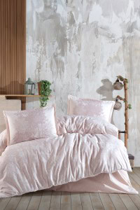 Mekana i elegantna posteljina od pamuka s ružičastim tonovima, idealna za udoban san i modernu spavaću sobu.