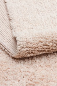 Dječiji antialergijski tepih u bež boji, idealan za sigurnu i udobnu dječju sobu, izrađen od mekane i sigurne pamuk materijala, savršen za dječiji prostor i alergične osobe.