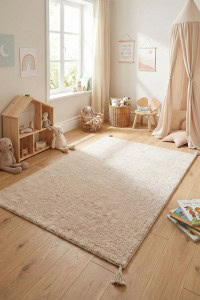 Dječiji antialergijski tepih u bež boji, savršen za dječju sobu, pruža sigurnost i udobnost za najmlađe, idealan za zdrav i siguran prostor za igru i odmor.