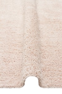 Dječiji antialergijski tepih u bež boji, idealan za sigurnu i udobnu dječju sobu, izrađen od mekane i sigurne pamuk materijala, pruža toplinu i zaštitu za najmlađe.